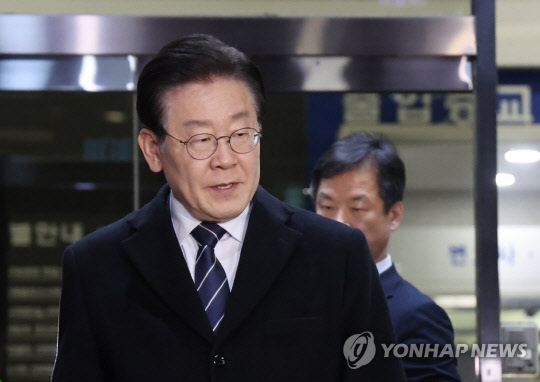 이재명 더불어민주당 대표가 10일 서울 서초구 서울중앙지방검찰청에서 위례 신도시·대장동 개발사업 의혹과 관련해 조사를 받고 청사를 나서고 있다.<연합뉴스>